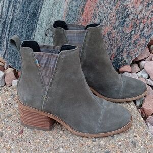 Toms Esme olive green suede leather heeled booties ankle boots womens sz 5